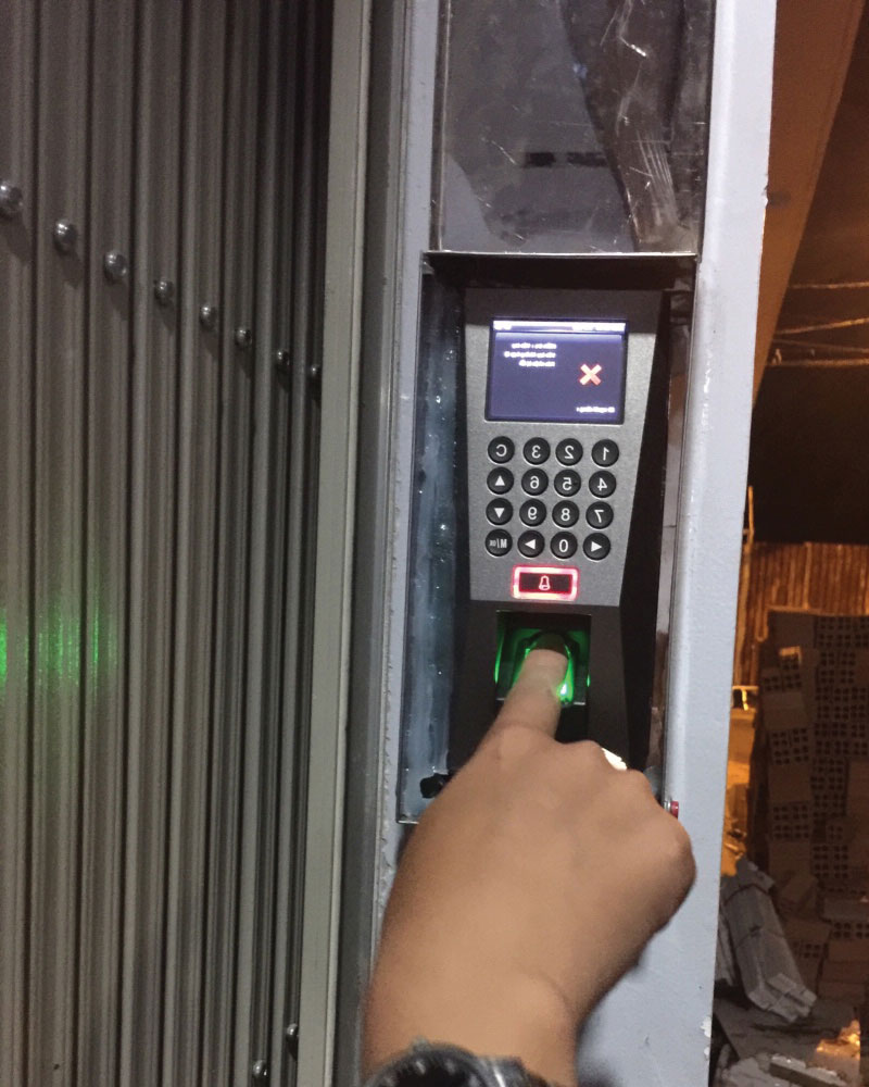Nguyên Lý Hoạt Động Khóa Vân Tay Cửa Cuốn