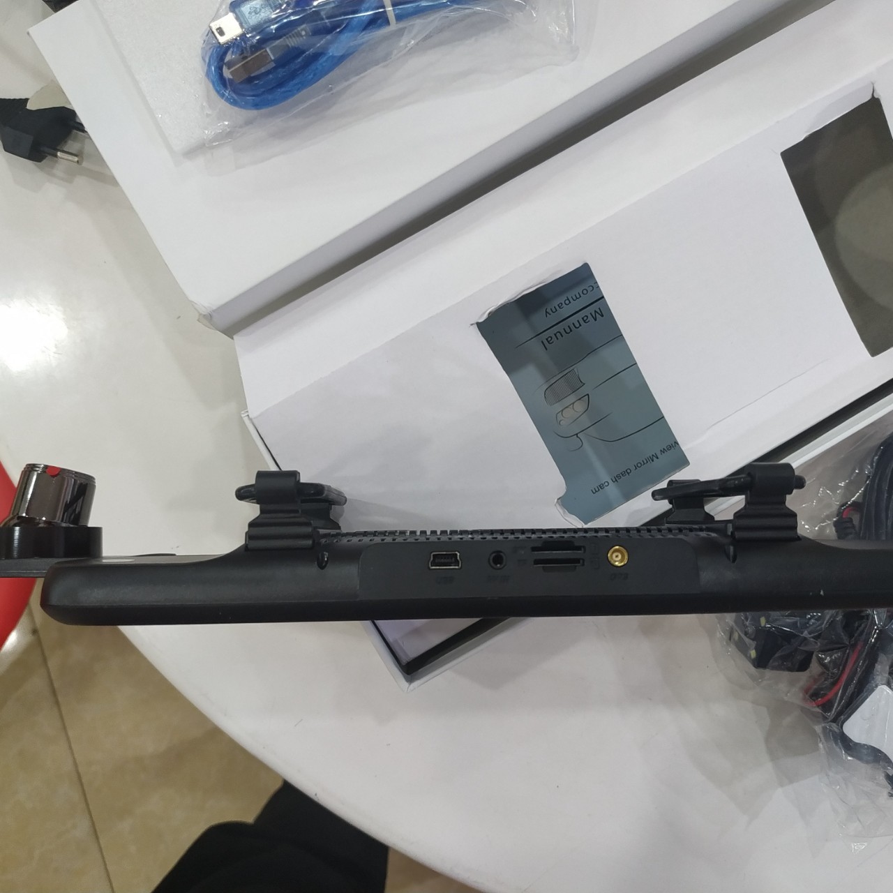 các nút chức năng nguồn, khe cắm thẻ sim, khe cắm GPS, khe cắm thẻ nhớ