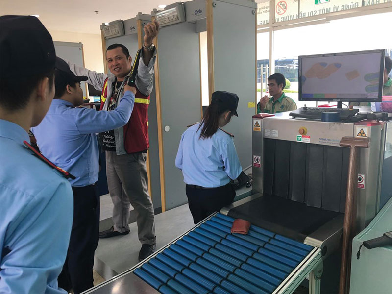 lắp đặt máy soi tại kho hàng 